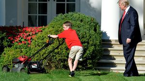كان يعمل الصبي بجد عندما ألقى الرئيس ترامب التحية عليه- أ ف ب 