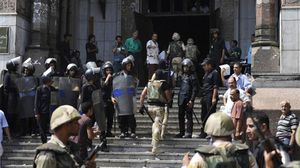 القوات الخاصة المصرية نجحت في خداع المتظاهرين وتمكنت من إنزالهم من فوق الكباري لتبدأ المجزرة وحصد أرواح العشرات- أرشيفية