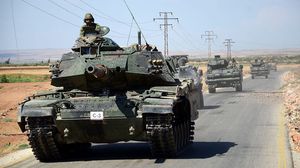 موكب يضم ناقلات جنود ومدرعات ودبابات يصل إلى مركز ولاية كليس التركية- جيتي (أرشيفية)