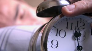 يؤكد الخبير المختص في النوم فلوريس ووترسون على أهمية تعويد جسمك على عادات صارمة على غرار النوم في وقت محدد- أ ف ب 