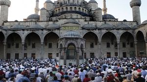 يحرص غالبية المصريين المقيمين في تركيا على صلاة العيد بمسجد السلطان أحمد- فيسبوك