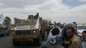 الحوثيون يستعرضون مدرعات إماراتية استولوا عليها