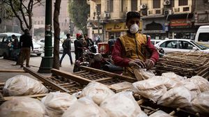 تواجه مصر مجموعة من الأزمات الاقتصادية الخانقة عصفت بالأوضاع المعيشية للمواطنين- الأناضول 