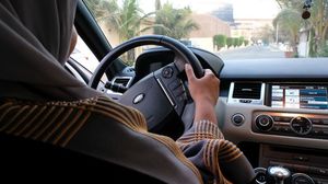 سيدة تقود السيارة في أحد شوارع مدينة جدة بعد صدور القرار بالسماح للنساء بالقيادة- جيتي