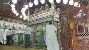 ضريح داخل جامع الحسين في القاهرة يعتقد مصريون أن رأس الحسين بن علي مدفون فيه