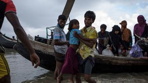 فر مئات الآلاف من الروهينغا إلى بنغلاديش- أ ف ب