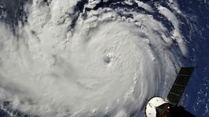 وفقا لتوقعات المركز الوطني للأعاصير، يمكن لهذا الإعصار أن يغرق الجزر الحاجزة منخفضة الارتفاع- موقع "بزنس إنسايدر"