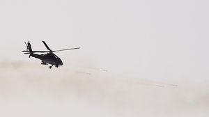مصدر: المروحية السعودية واحدة من اثنتين كانتا تحلقان في وادي تنهالن بمحافظة المهرة لتأمين عبور أنبوب تصدير النفط- جيتي