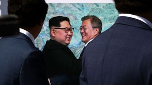 رجال أعمال برفقة الرئيس الكوري الجنوبي - جيتي
