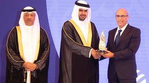 النائب المغربي لحظة استلامه جائزة التطوع العربية في البحرين ـ فيسبوك