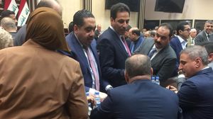 صورة تناقلها نشطاء عراقيون لجلوس النائب أحمد الجبوري ومشاهدة أوراق اقتراع النواب- فيسبوك
