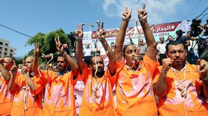 الموظفون ارتدوا الزي البرتقالي في إشارة إلى أن الأونروا بقراراتها تحكم عليهم بالإعدام- تويتر