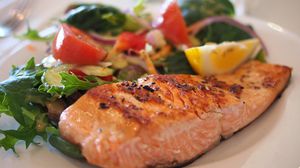 تقرير الصحيفة نصح بتناول منتجات الألبان والبيض واللحوم البيضاء وخاصة الأسماك والمأكولات البحرية- cc0