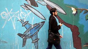 فورين بوليسي: صقور إدارة ترامب يدفعون إيران لتوسيع برنامجها النووي- جيتي