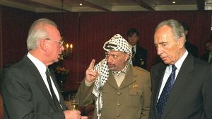 بعد عام منح مهندسو الاتفاق الثلاثة ياسر عرفات وإسحق رابين ووزير خارجيته شيمون بيريز جائزة نوبل للسلام- جيتي