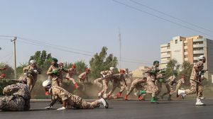 جنود إيرانيون مشاركون في العرض لحظة إطلاق النار عليهم- مهر