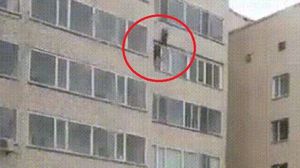 الطفل سقط من الطابق العاشر والتقطه أحد الجيران في الطابق التاسع- يوتيوب