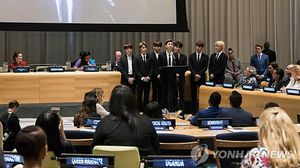 أعضاء الفرقة السبعة وقفوا على منصة الأمم المتحدة في نيويورك- وكالة "يونهاب"