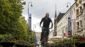 لجأ الأهالي إلى الدراجات الهوائية مضطرين في أوسلو- أ ف ب