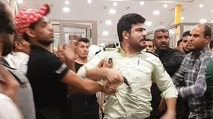 ضابط إيراني يعتدي على مسافرين عراقيين في منفذ حدودي بين البلدين- من الفيديو
