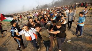 استشهد سبعة فلسطينيين وأصيب المئات أثناء قمع الاحتلال لمسيرات العودة أمس الجمعة- جيتي