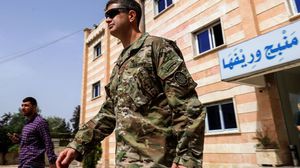 الجنرال جيمس جيرارد قائد فرقة العمليات الخاصة بالعراق وسوريا ضمن التحالف الدولي خلال اجتماع في منبج- جيتي
