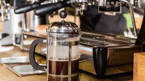 ترك القهوة في وعاء آلة تحضير القهوة، يجعل مذاقها حادا ومرا، نظرا لأنها تتخمر أكثر مما يجب- بيزنس إنسايدر