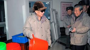 تشانغ بجانب الزعيم الكوري الشمالي الراحل كيم جونغ-إيل- يونهاب