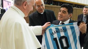 لفت البابا فرانسيس إلى أنه التقى مارادونا عام 2014 في روما خلال مباراة من أجل السلام- مجلة كلارين
