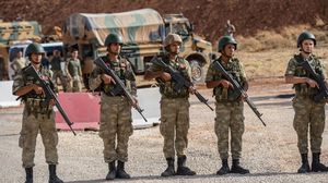 القوات التركية تتمركز في نقاط مراقبة في إدلب محاصرة من النظام السوري- جيتي