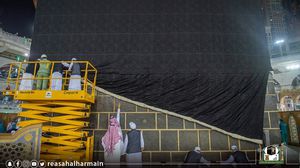 نشرت وسائل إعلام سعودية صورا من عملية إسدال ثوب الكعبة الجديدة- رئاسة شؤون الحرمين