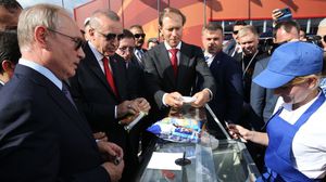 الرئيس الروسي أثناء تجوله في مجمع المعرض مع نظيره التركي قد اشترى قطعتين من البوظة لنفسه وقطعة لضيفه- جيتي