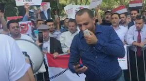 رفع العديد شعارات مويد للرئيس عبد ربه منصور هادي، فيما هاجموا حاكم أبوظبي محمد بن زايد