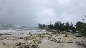 أفاد رئيس وزراء الباهاما هوبرت مينيس أن بلاده تواجه إعصارا "لم نشهد مثله في تاريخ الباهاما" قبل أن يجهش بالبكاء- جيتي