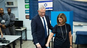 قالت القناة 12 الإسرائيلية إن "حزب أزرق أبيض حصل على 34 مقعدا مقابل 33 لليكود"- جيتي