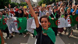 التقت أغلب التغريدات التي اطلقها الناشطون الجزائريون حول "انتقادات" لمعارضين يدعونهم فيها إلى عدم التحدث باسم الشعب- جيتي 