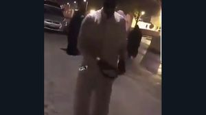 رجل يعتدي على امراة في السعودية