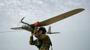 جندي إسرائيلي خلال إطلاقه طائرة بدون طيار- أرشيفية