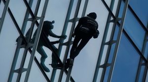 هذه تاسع مرة يتسلق آلان روبير برج توتال في فرنسا- جيتي
