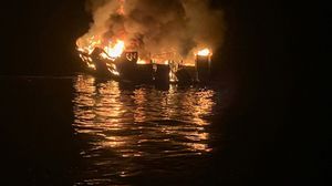 نشب حريق في القارب الذي يبلغ طوله 23 مترا، عندما كان يرسو على بعد أمتار من جزيرة سانتا كروز- جيتي