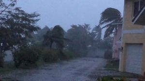 قال خبراء الأرصاد الجوية إنه سيكون "قريبا بشكل خطر" من الساحل الشرقي لفلوريدا في الساعات الست والثلاثين القادم
