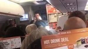 صورة من الفيديو الذي يظهر الراكب مايكل برادلي وهو يتحدث مع باقي المسافرين على الطائرة- مواقع التواصل