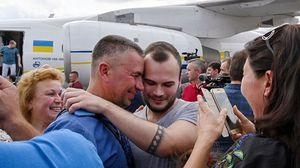 هبطت طائرتان تحملان 35 سجينا من كل جانب في كل من موسكو وكييف، وسط تصفيق أقاربهم الذين كانوا بانتظارهم- جيتي