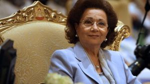 استغل محمد ثابت النفوذ وعلاقات النسب مع الرئيس المخلوع حسني مبارك للحصول على أراض للدولة بأثمان بخسة