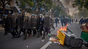 الشرطة الفرنسية هاجمت المتظاهرين وألقت عليهم قنابل مسيلة للدموع- جيتي