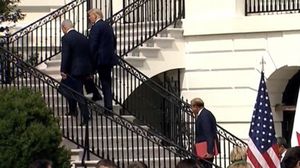 انتشرت صورة عبر وسائل التواصل الاجتماعي، تظهر ترامب ونتنياهو يسيران معا على السلالم- تويتر