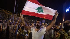 متظاهرون في بيروت يحتجون على الأوضاع المعيشية والاقتصادية في البلاد- جيتي