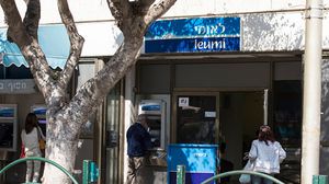 يقدر البنك المركزي الإسرائيلي أن كلفة كل أسبوع إغلاق بسبب كورونا تصل تسعة مليارات شيكل أي 2.63 مليار دولار- جيتي