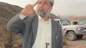 يعد العليي من أبرز القيادات القبلية في محافظة صنعاء وهو قيادي في حزب التجمع اليمني للإصلاح