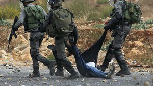 جنود الاحتلال يسحلون جثة شهيد فلسطيني بعد قتله في الضفة- سبوتنيك
